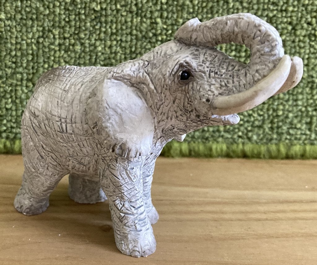 Olifant aardewerk grijs/wit met reliëf en slurf omhoog, Ophalen of Verzenden, Nieuw, Dier
