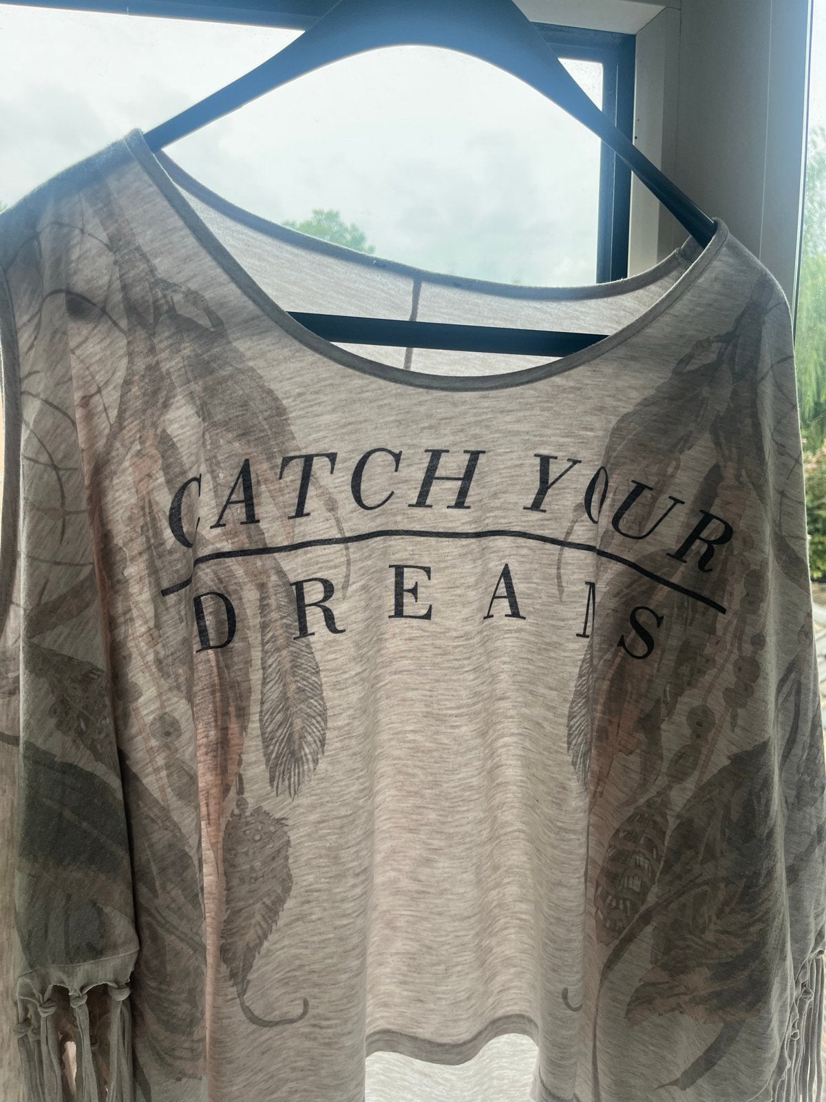 Off-shoulder shirt met franjes en 'Catch Your Dreams' print, Kleding | Dames, Maat 38/40 (M), Verzenden, Zonder mouw, Grijs