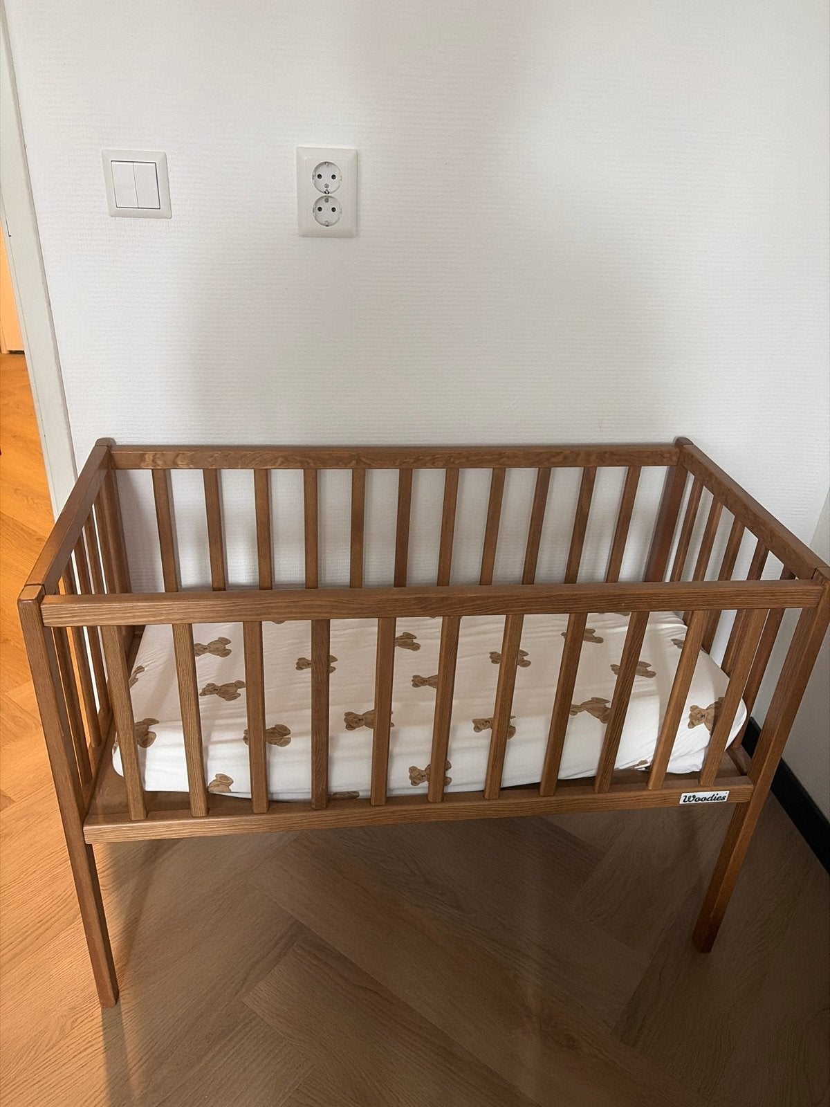 Woodies ledikant met matras, molton en Jollein hoeslaken, Ophalen, 70 tot 85 cm, 140 tot 160 cm, Zo goed als nieuw