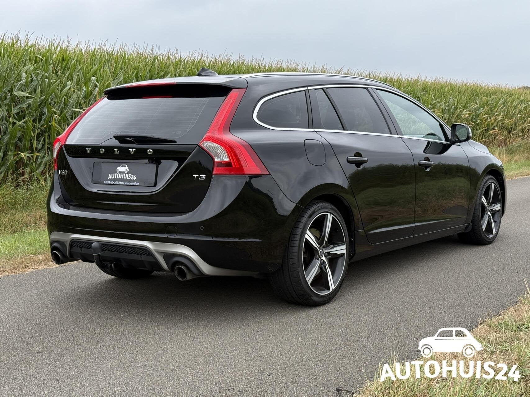Volvo V60 1.5 T3 AUT R-Design Trekhaak|Camera|Navi|Xenon|NL-, Dealer onderhouden, 4 cilinders, Met garantie (alle), Zwart