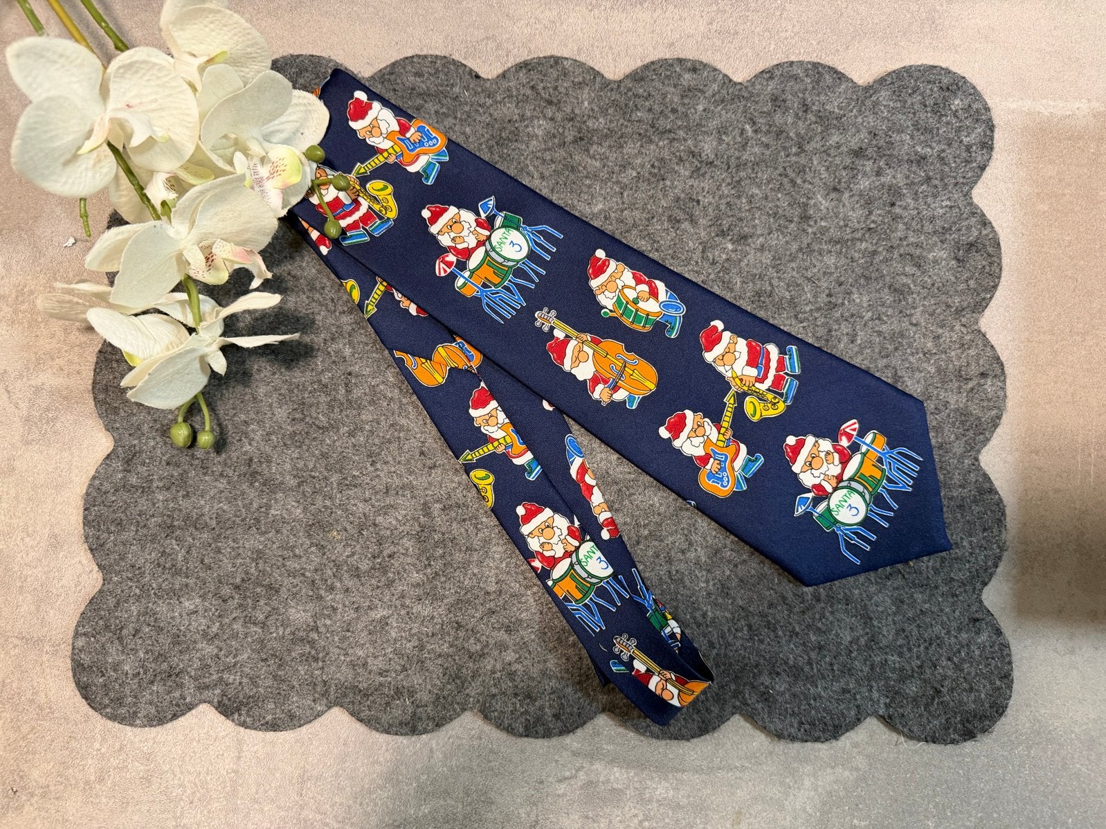 Vintage 'Hand Made' Kerststropdas – Kerstman Jazz Band, Diversen, Ophalen of Verzenden, Nieuw