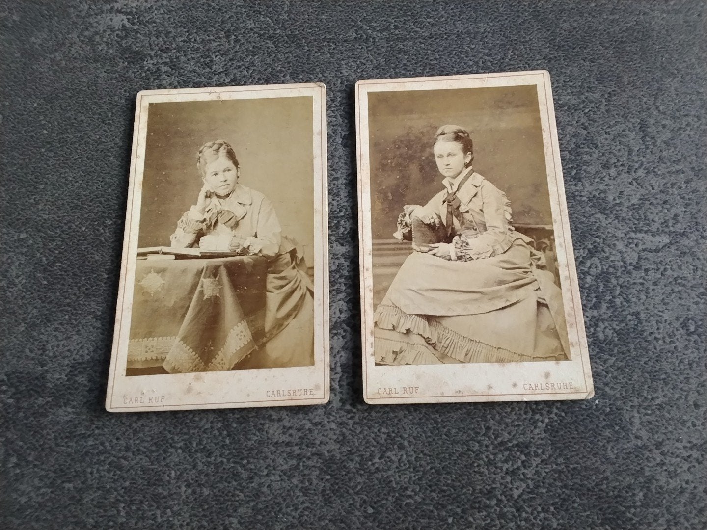 2 x Carte de visite 2 Jongedamesv Carl Ruf Carlsruhe ca 1875, Gebruikt, Foto, Ophalen of Verzenden, Voor 1940