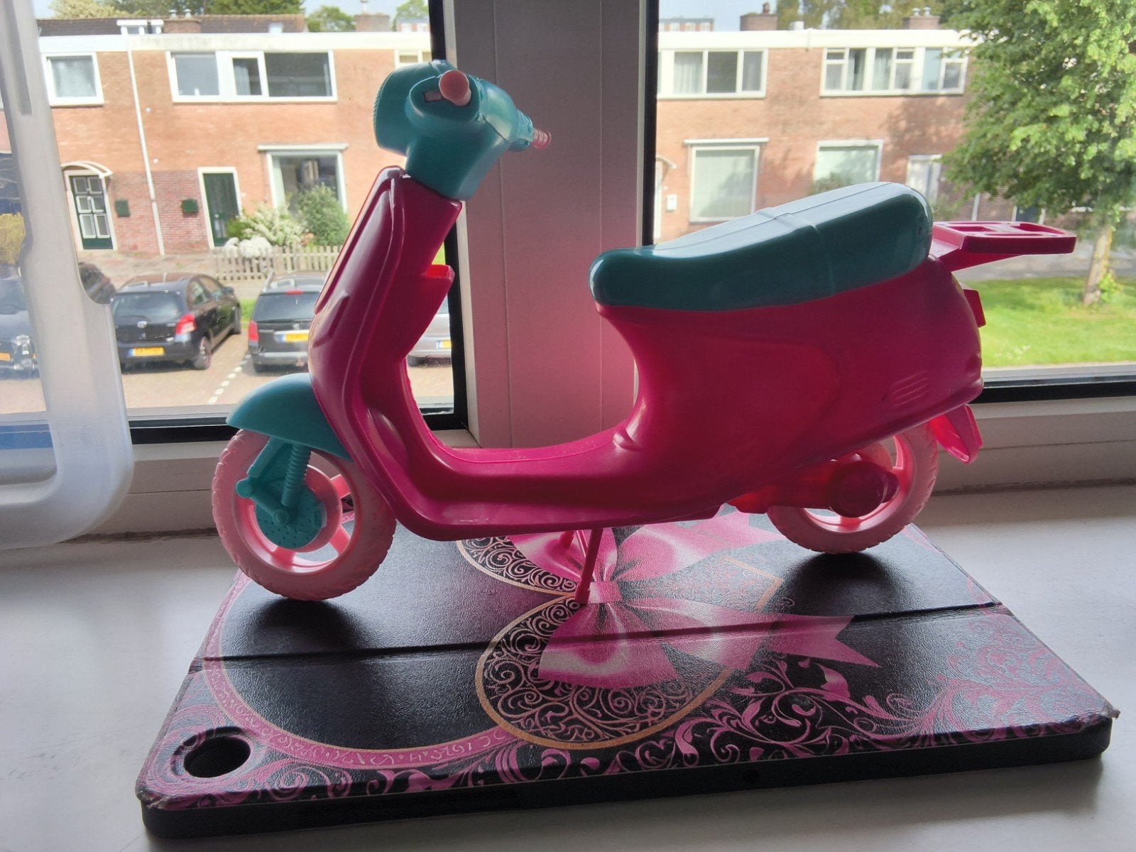 Roze speelgoed scooter voor Barbie of andere poppen, Kinderen en Baby's, Speelgoed | Speelgoedvoertuigen, Ophalen, Zo goed als nieuw