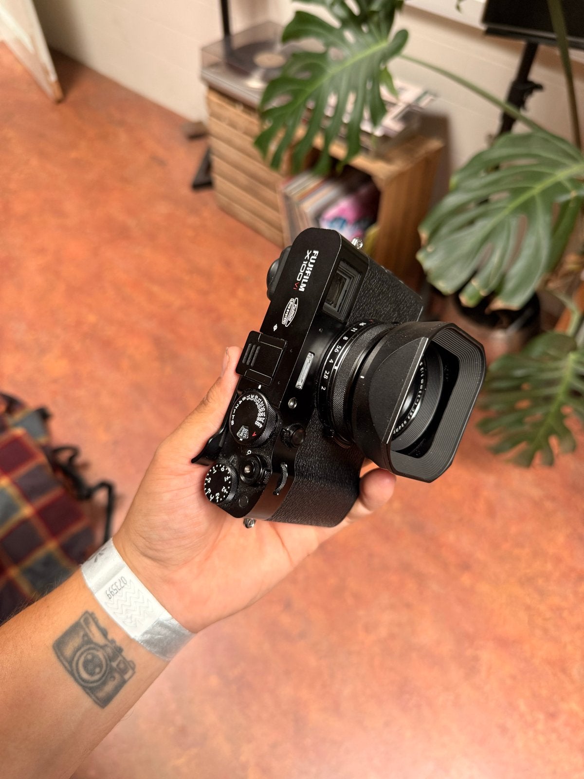 Fuji X100VI met lenshood en thumb grip, Audio, Tv en Foto, Fotocamera's Digitaal, Ophalen of Verzenden, Zo goed als nieuw, Geen optische zoom