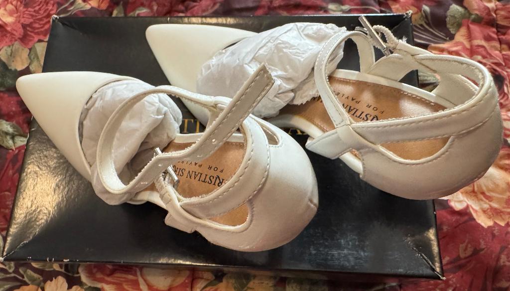 Shoes women CHRISTIAN SIRIANO high heels cream white colour, Ophalen of Verzenden, Nieuw, Zwart, Pantoffels of Sloffen