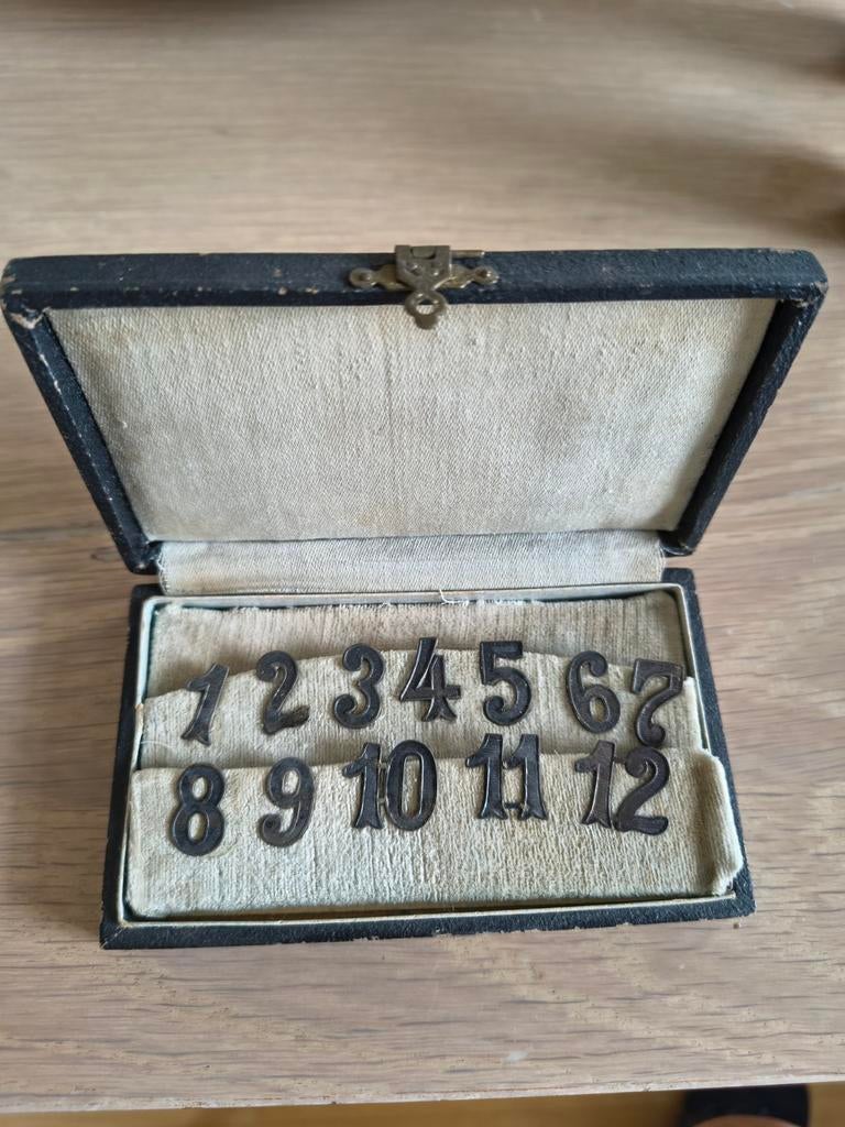 Set van 12 tafelnummers met haakje (circa 1920), Ophalen of Verzenden, Zilver