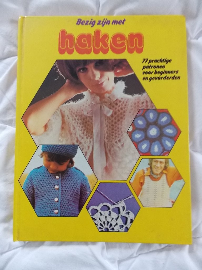Bezig zijn met haken - 77 patronen, Ophalen of Verzenden, Gebruikt, Haken, Patroon of Boek