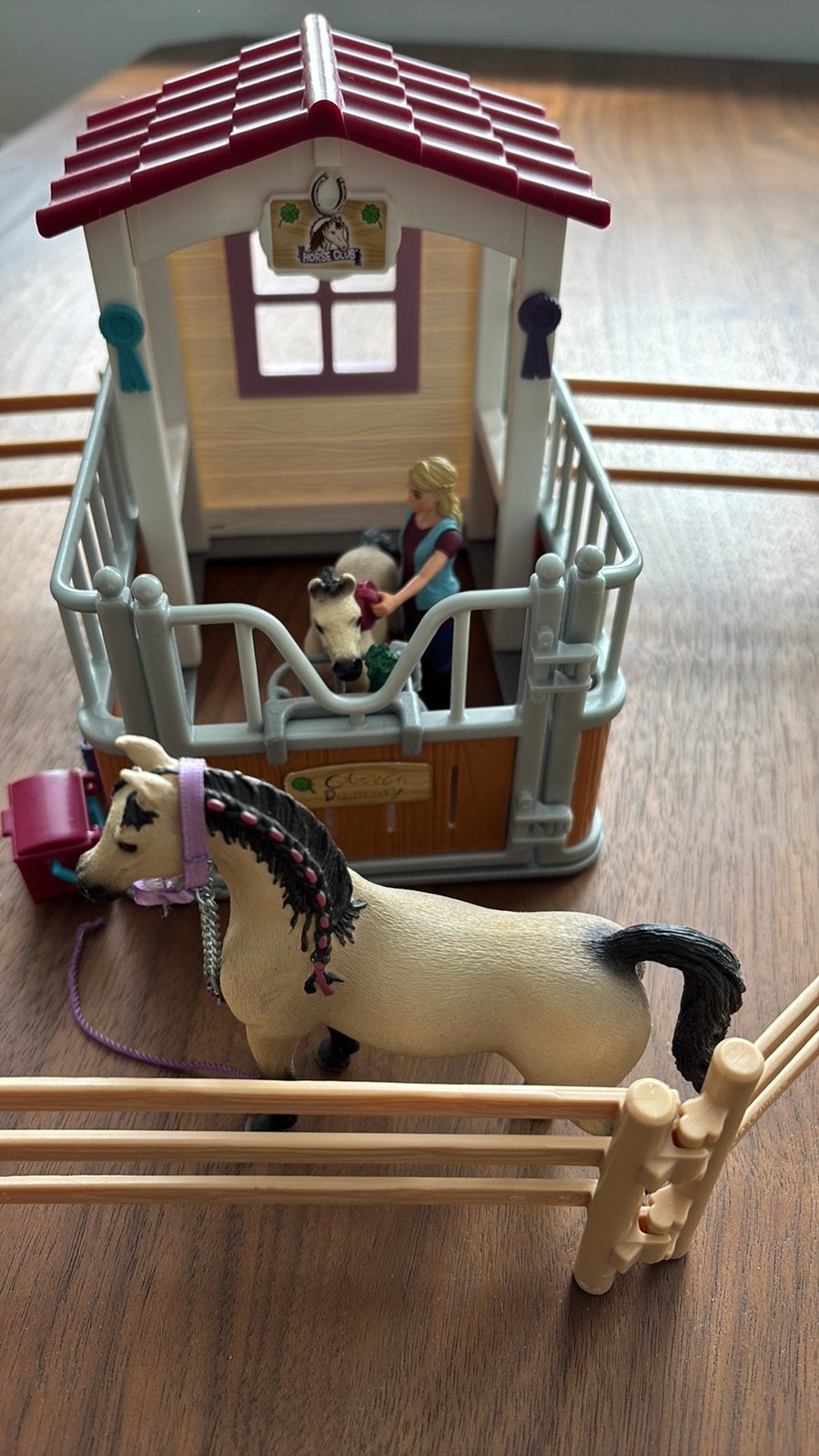 Schleich paardenstal met paarden, ruiter en accessoires, Verzamelen, Ophalen of Verzenden, Zo goed als nieuw