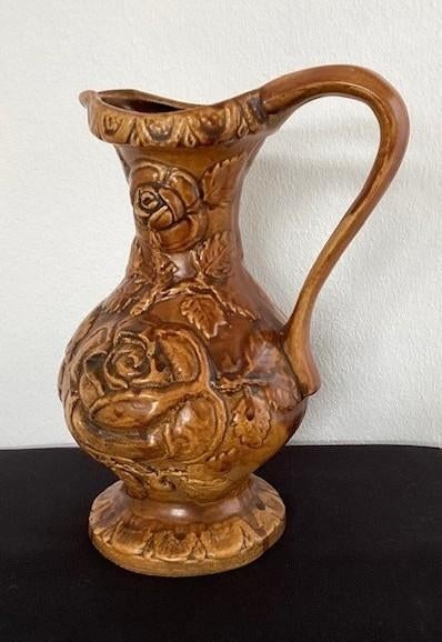 Vintage bruine keramische kan / vaas met rozenreliëf, Ophalen of Verzenden