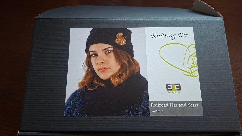 DesignEtte Railroad Hat & Scarf Breipakket met grijs wol, Ophalen of Verzenden, Nieuw, Breien of Haken, Wol of Garen