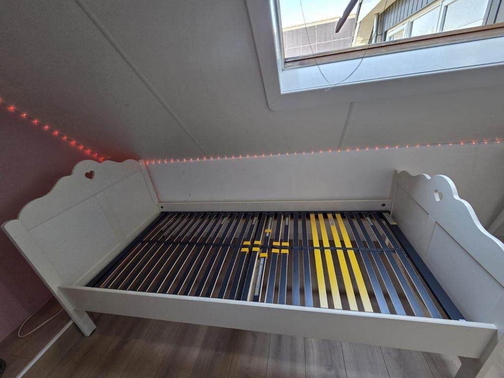 Wit bed met lattenbodem, Huis en Inrichting, Ophalen, 90 cm, Eenpersoons, Wit