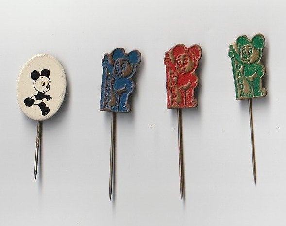 vier oude strip speldjes met Panda, Verzamelen, Ophalen of Verzenden, Gebruikt, Overige onderwerpen, Speldje of Pin