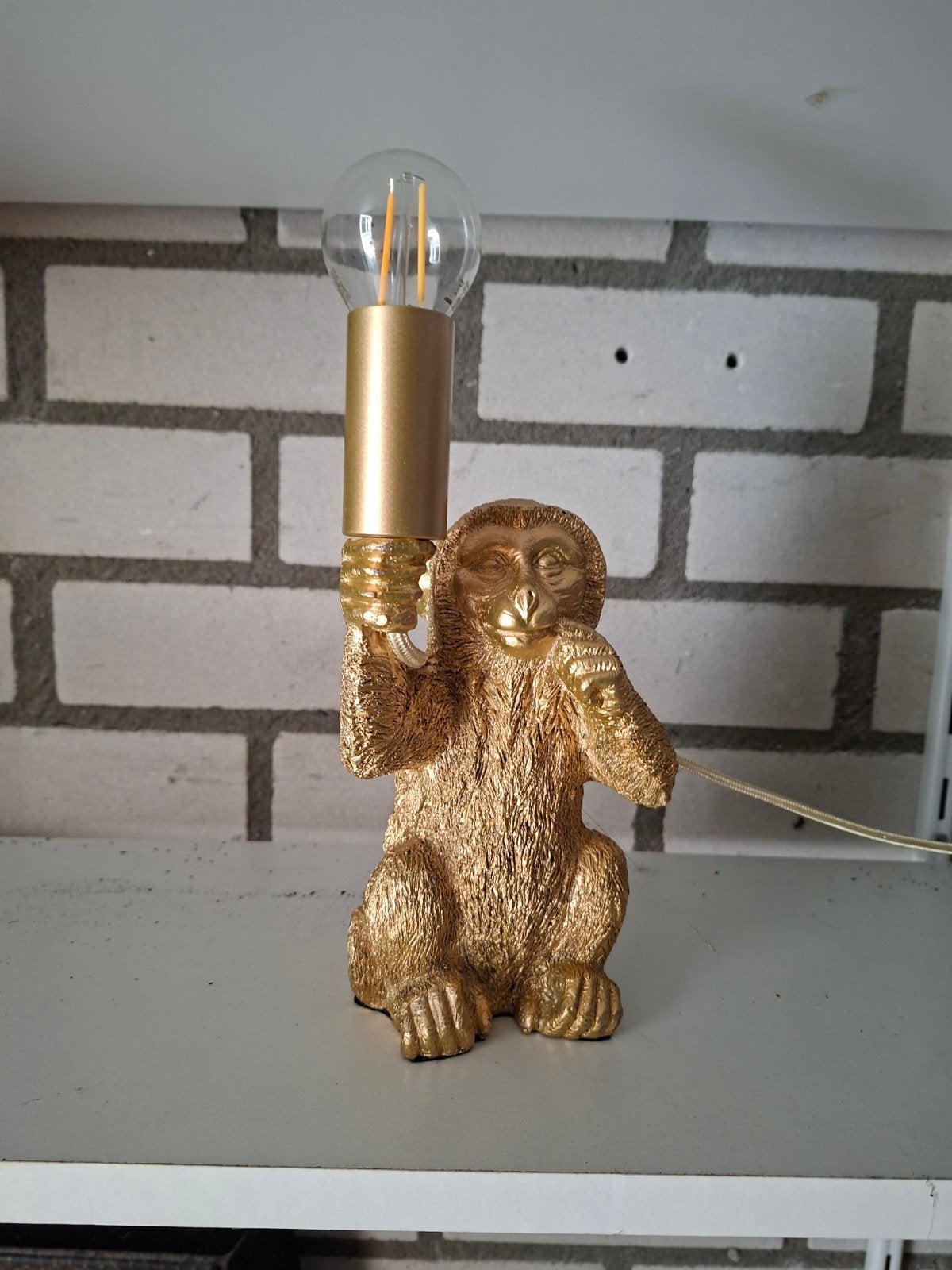 Goudkleurige tafellamp, Ophalen