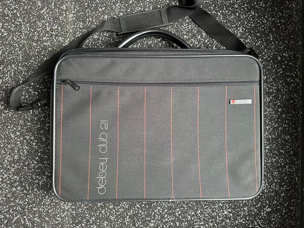 Delsey attaché koffer met ruime inhoud, Ophalen of Verzenden, 17 inch of meer, Zo goed als nieuw, Rugzak