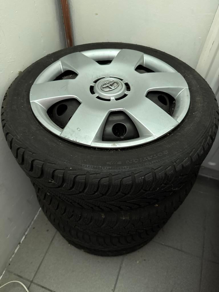 Toyota Aygo Winterbanden met wieldoppen (4x), Auto-onderdelen, Banden en Velgen, Ophalen, 14 inch, Gebruikt, 155 mm