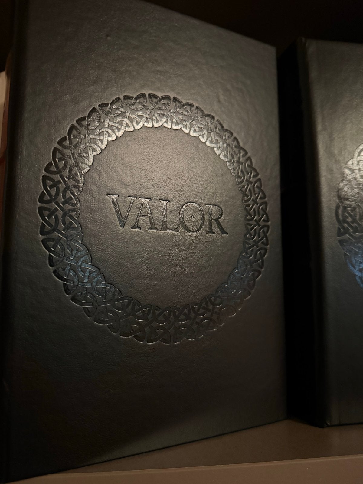 Grim Oak Press Malice & Valor Lettered Edition gesigneerd, Boeken, Ophalen of Verzenden, Nieuw