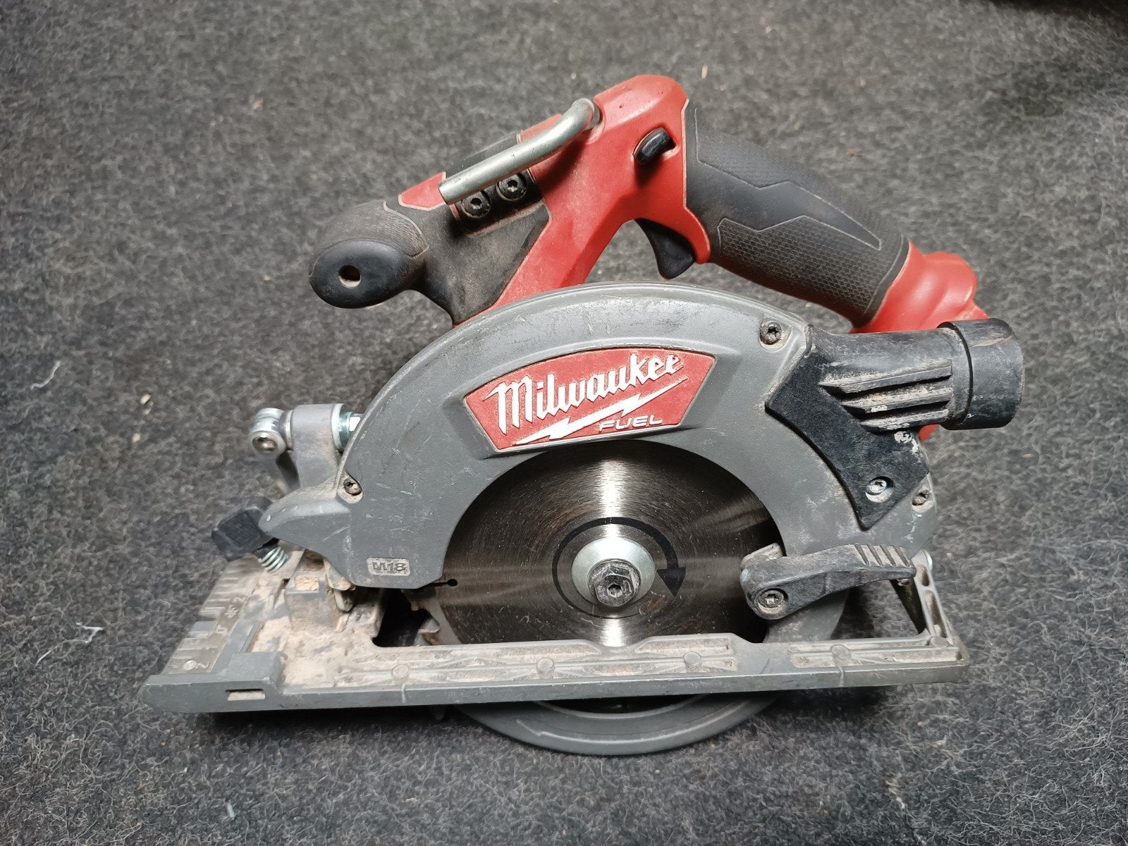 Milwaukee m18 cirkelzaag met defect en zonder accu, Gebruikt, Cirkelzaag, Ophalen of Verzenden, Milwaukee