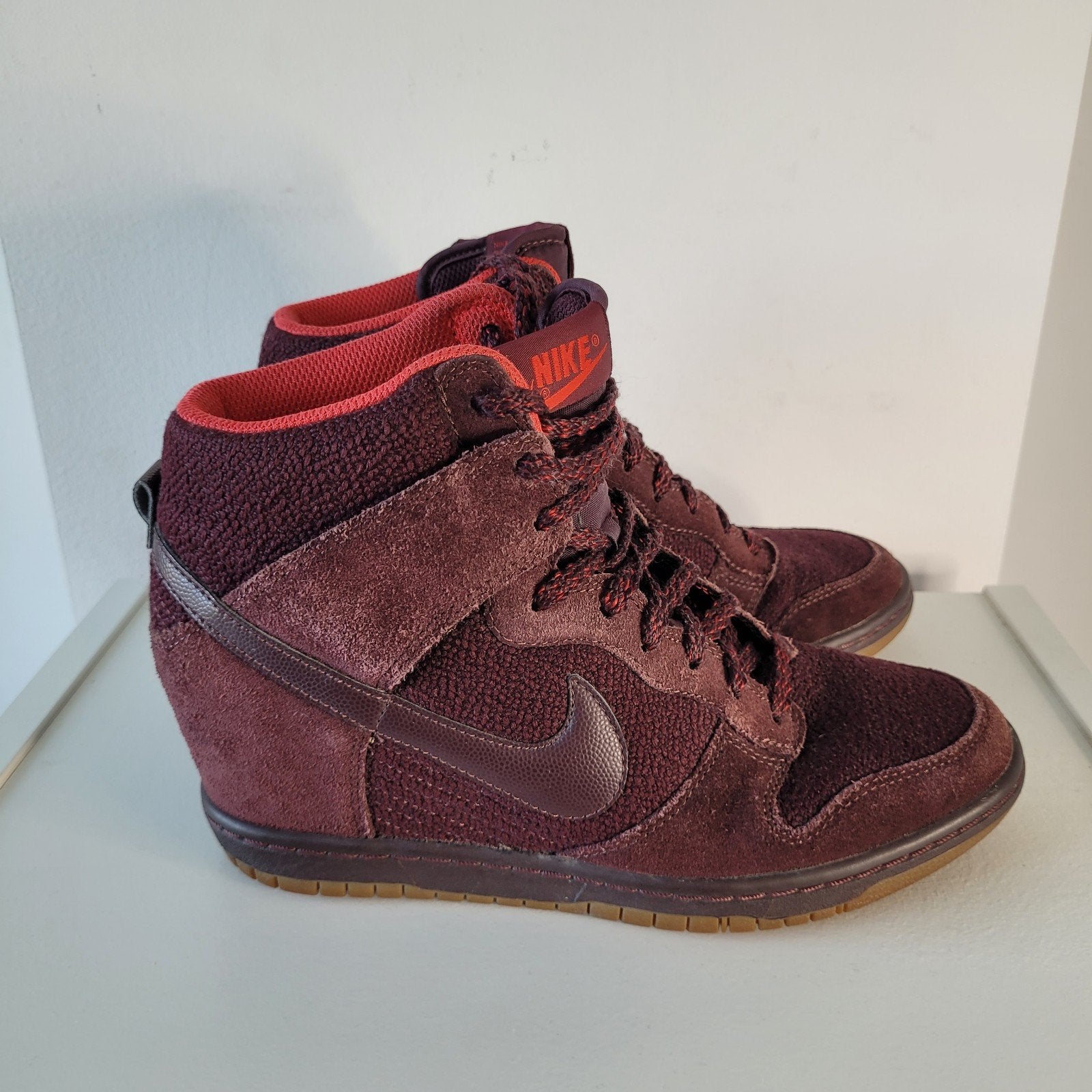 Nike Dunk Sky Hi Mesh Red wedge sneakers 38.5 suede wijnrood, Kleding | Dames, Nike, Ophalen of Verzenden, Rood, Sneakers of Gympen