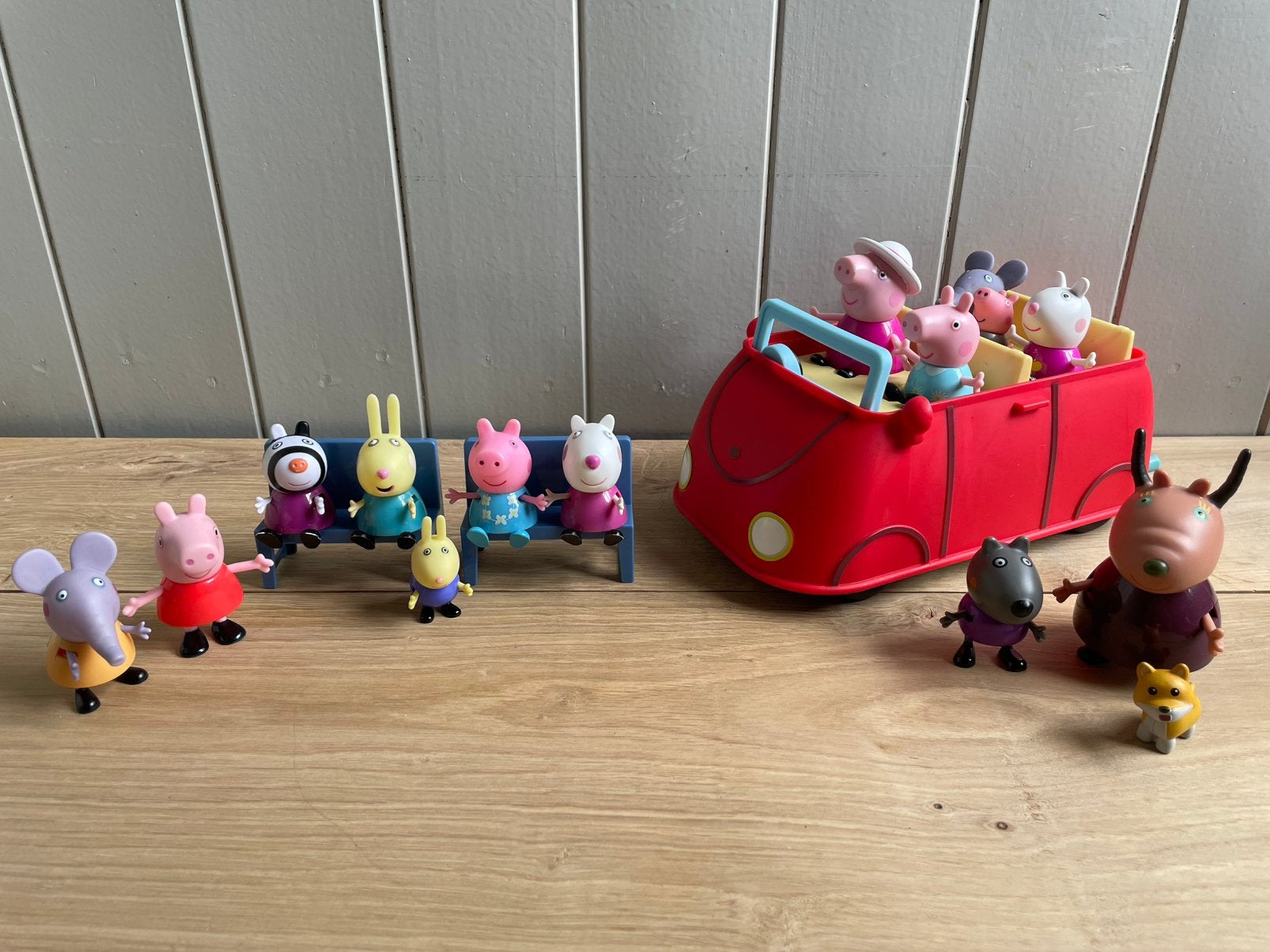 Peppa Pig auto met geluid, 15 figuren +  2 bankjes Hasbro, Ophalen of Verzenden, Gebruikt