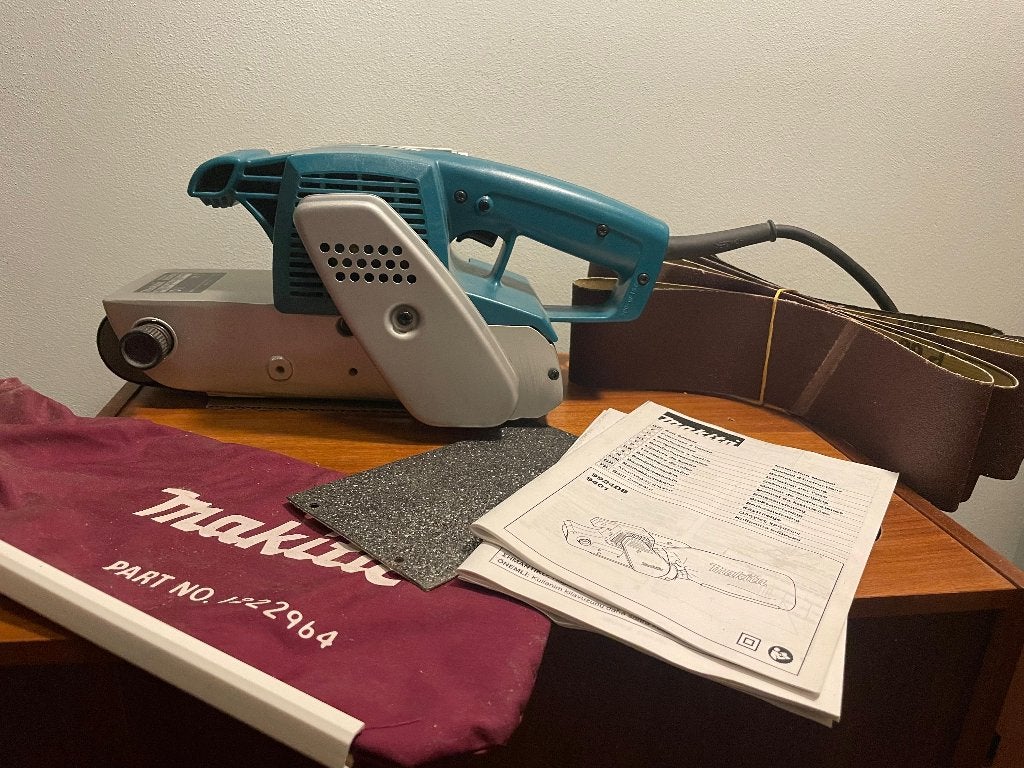 Makita 9924DB Bandschuurmachine, Doe-het-zelf en Verbouw, Ophalen of Verzenden, Zo goed als nieuw, 600 tot 1200 watt, Bandschuurmachine