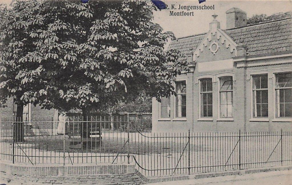 V879 Montfoort R. K. Jongens School - uitg Stalenhoef 1915 -, Verzamelen, Ansichtkaarten | Nederland, Ophalen of Verzenden, Voor 1920