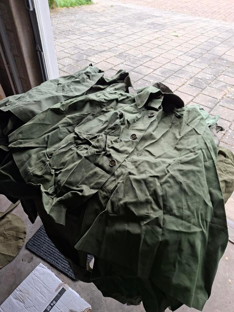 Partij met regencape vanuit het leger, Verzamelen, Ophalen, Landmacht, Nederland