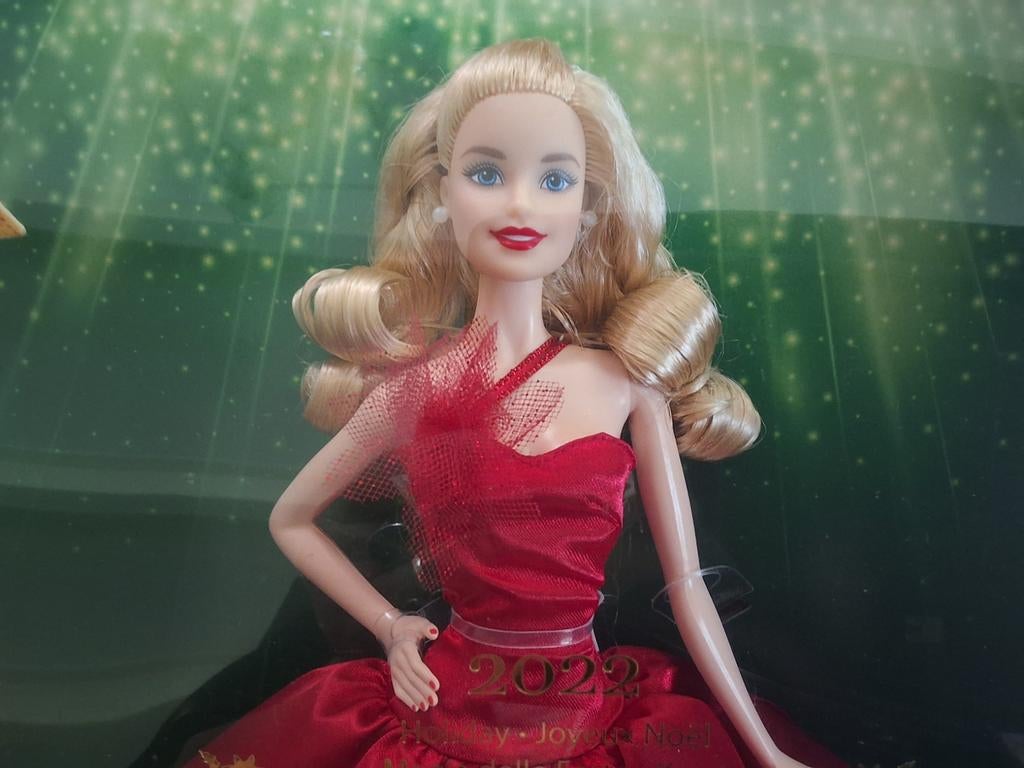 Barbie Holiday 2022 pop in rode jurk, nieuw in doos. Mattel., Ophalen of Verzenden, Nieuw, Barbie