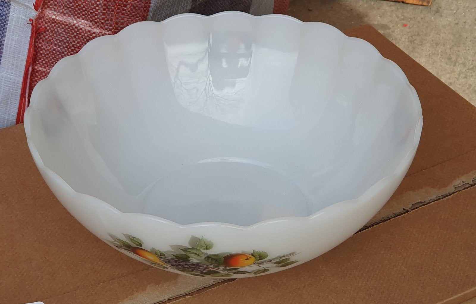 Arcopal schaal 26,5 cm met fruitdecor, Huis en Inrichting, Keuken | Servies, Overige merken, Ophalen of Verzenden, Overige stijlen