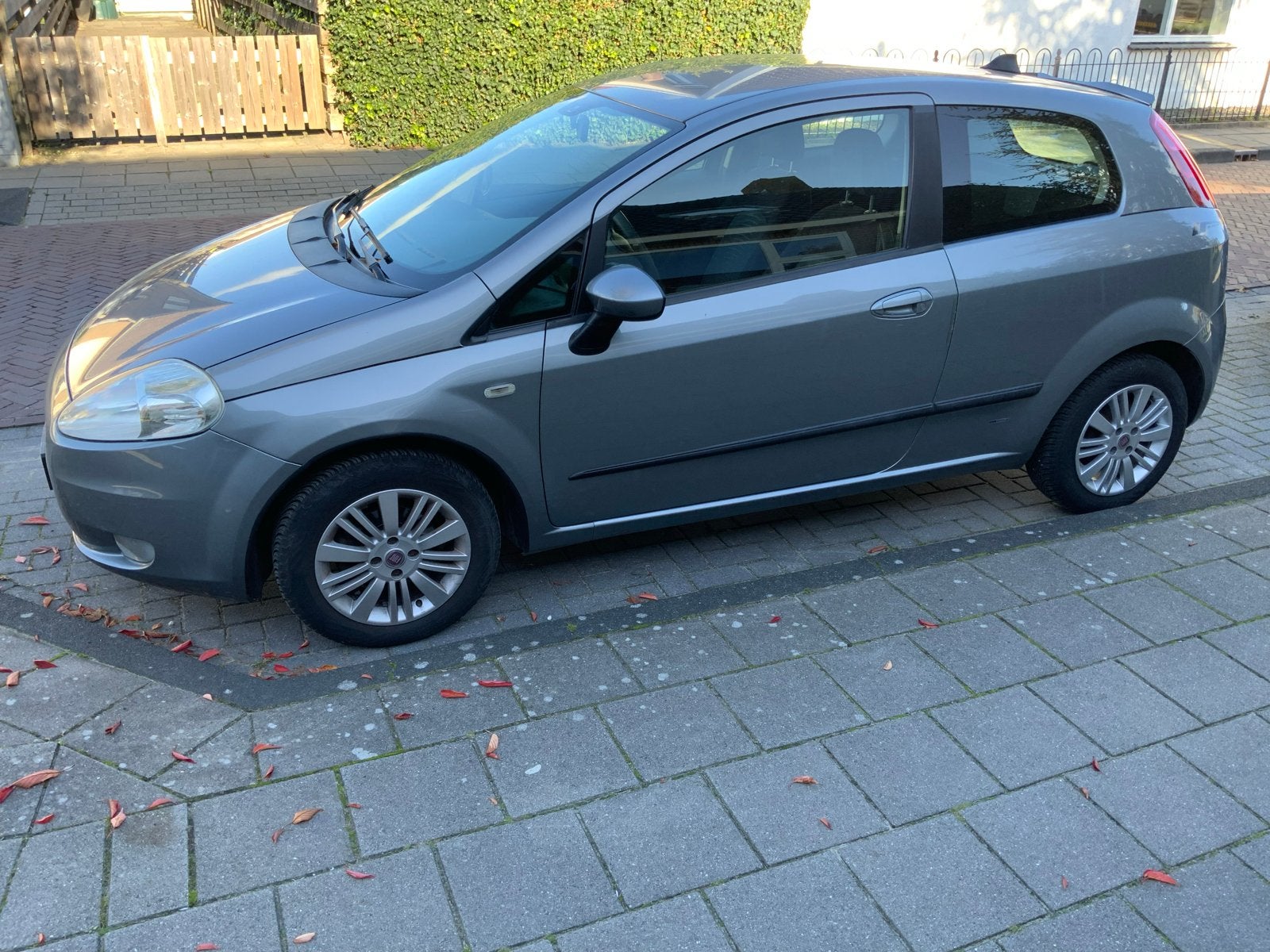 Fiat Punto 1.4 DYNAMIC. 3DR AUTOMAAT. 2007 Grijs, Auto's, Stof, 40 €/maand, 4 cilinders, Origineel Nederlands