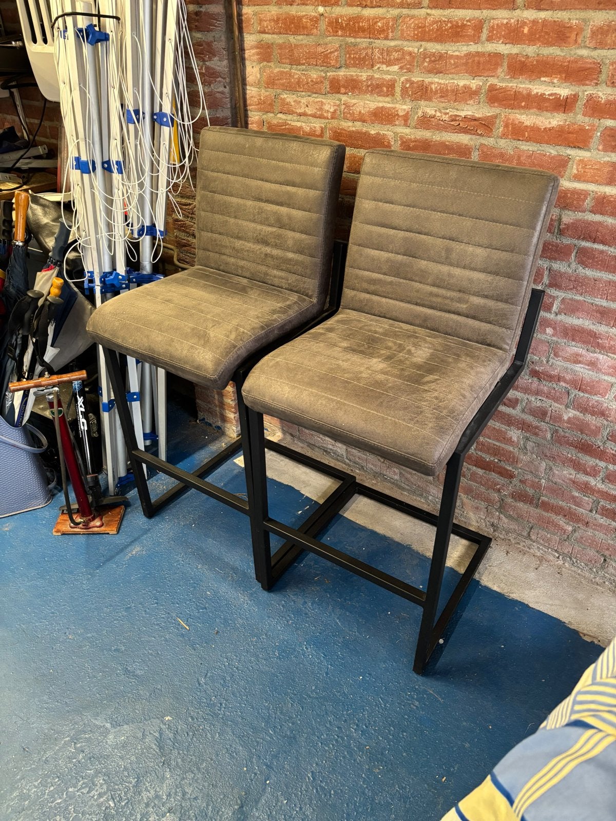 Set van 2 moderne barkrukken - Grijs met zwart metalen frame, Ophalen, Gebruikt, 90 cm of meer, Metaal