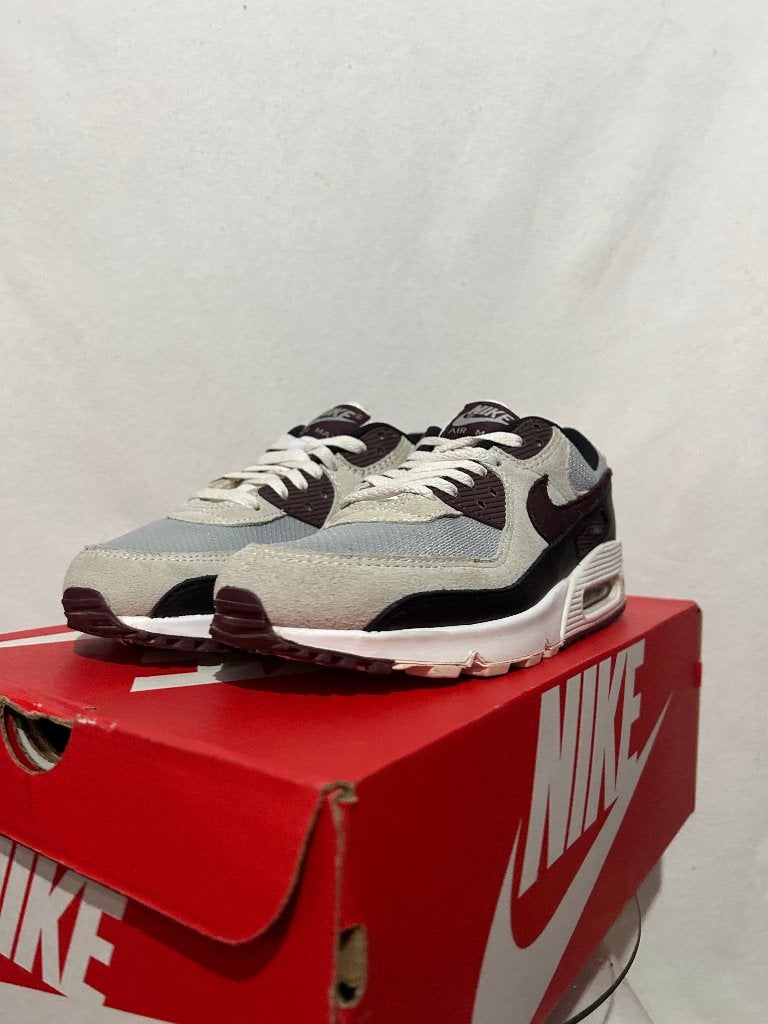 ALS NIEUW! Maat 42 - Nike Air Max 90 Burgundy Crush, Kleding | Heren, Schoenen, Overige kleuren, Verzenden, Nike, Nike