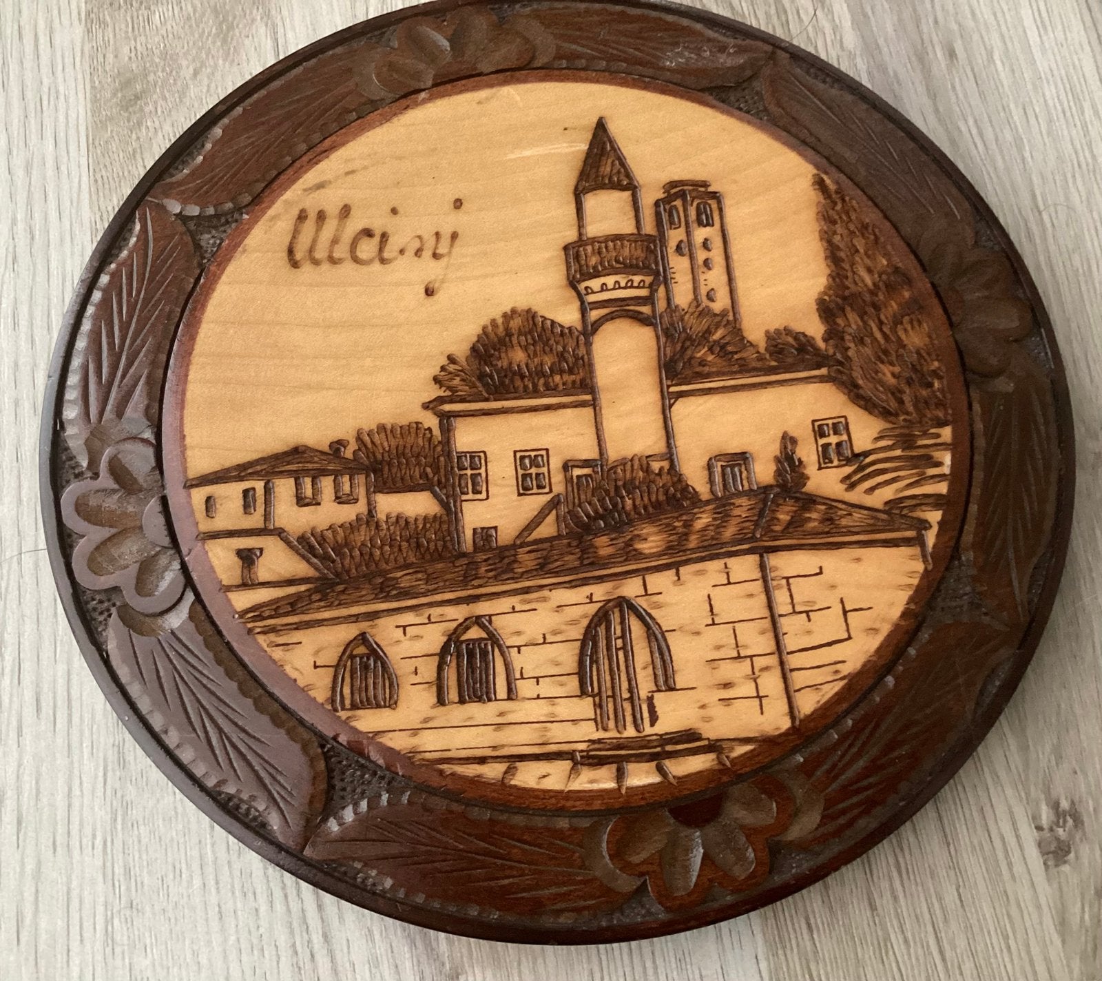 RELIGIEUS HOUTEN MOOI BORD MET KERK …MOOI !!!! ALBANIË, Antiek en Kunst, Antiek | Religie, Ophalen of Verzenden