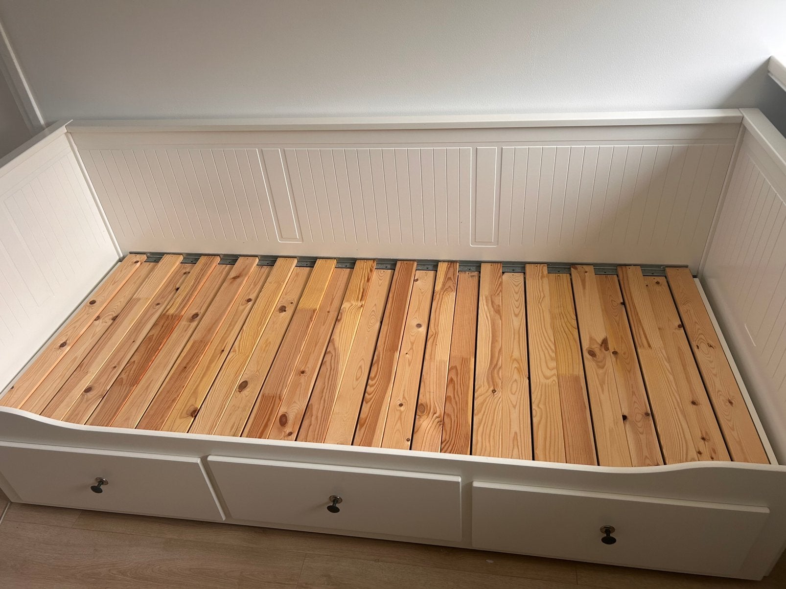 Hemnes bedbank, Huis en Inrichting, Wit, Tweepersoons, Ophalen of Verzenden, Zo goed als nieuw