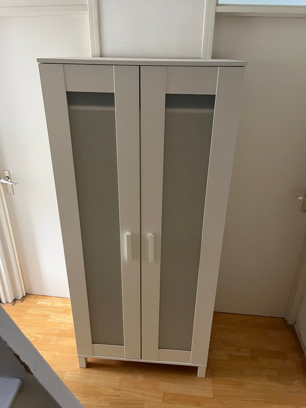 Witte kledingkast met hangruimte en plank