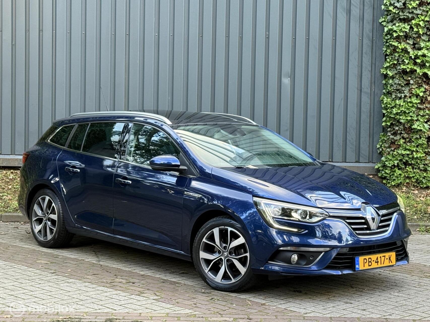 Renault Megane Estate 1.2 TCe Bose |Pano|Camera|Keyless|Nap, Voorwielaandrijving, Gebruikt, 4 cilinders, Blauw