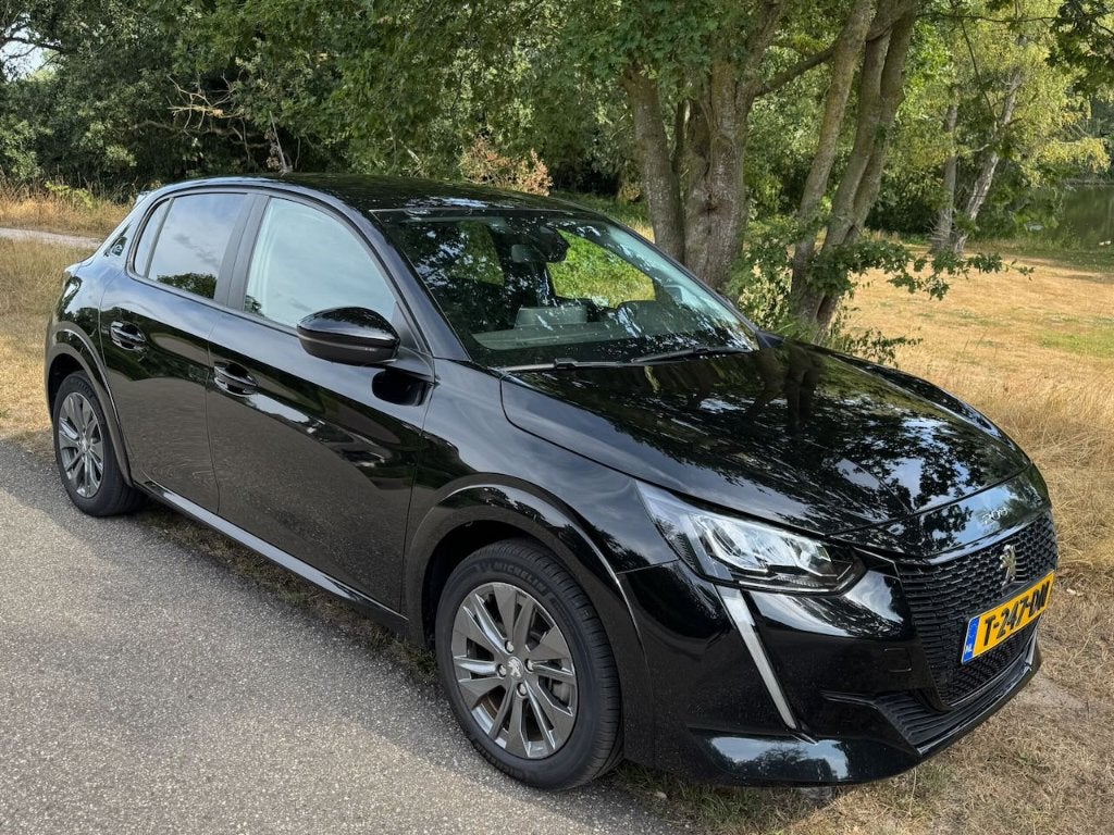Peugeot 208 EV 50kWh 136pk 2023 Zwart, Auto's, Dealer onderhouden, Stof, Zwart, Origineel Nederlands