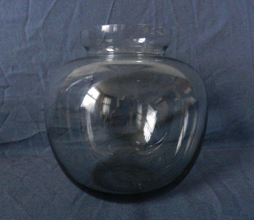 Glazen vaas Andries Copier 1946 grijs/staalblauw h. 16 cm, Antiek en Kunst, Antiek | Glas en Kristal, Ophalen of Verzenden