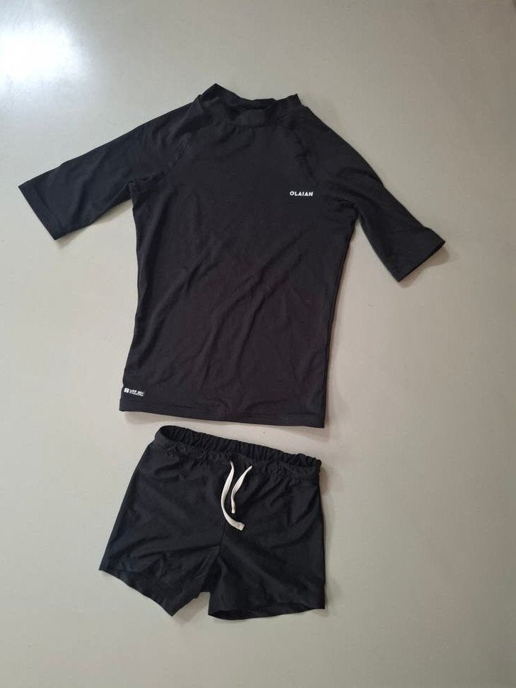 uv 50 zwart zwem shirt + broek maat 122 128 decathlon olaian, UV-zwemkleding, Decathlon, Zo goed als nieuw, Zwembroek