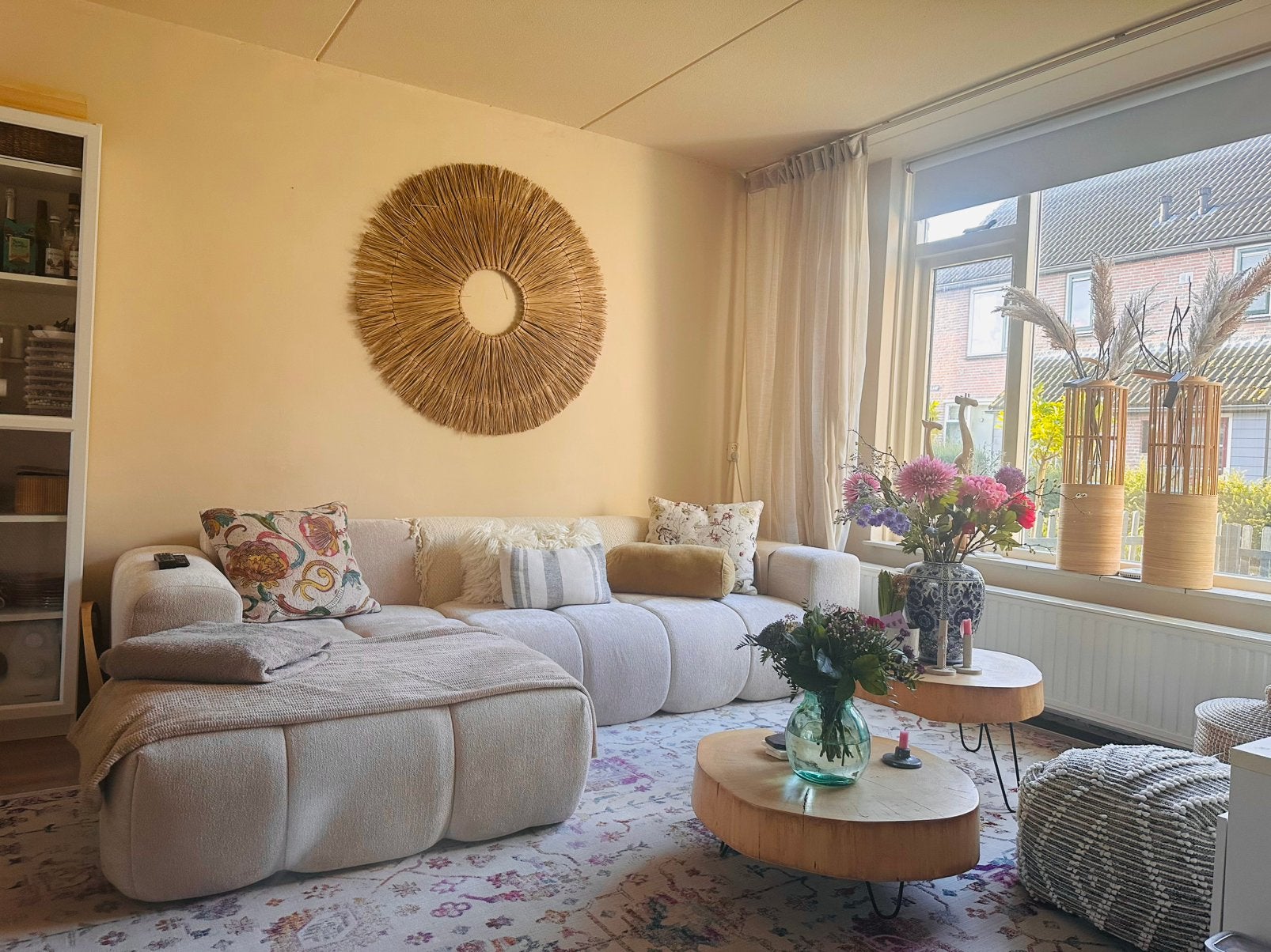 Hoekbank beige/crème Leenbakker in nieuwstaat, Huis en Inrichting, Ophalen, Hoekbank, Zo goed als nieuw, Vierpersoons of meer