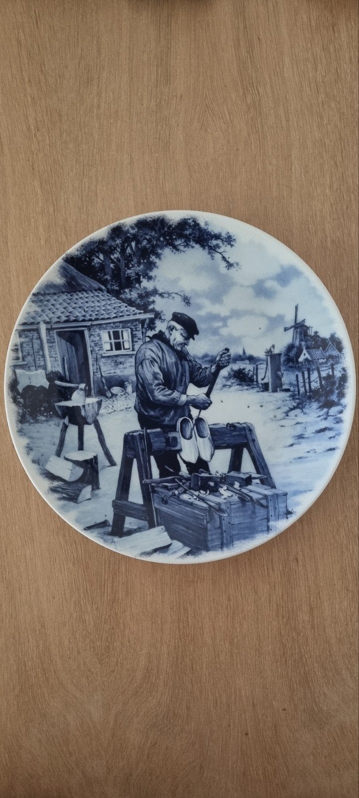 Delfts blauw wandbord Nederlandse klompenmaker, Ophalen