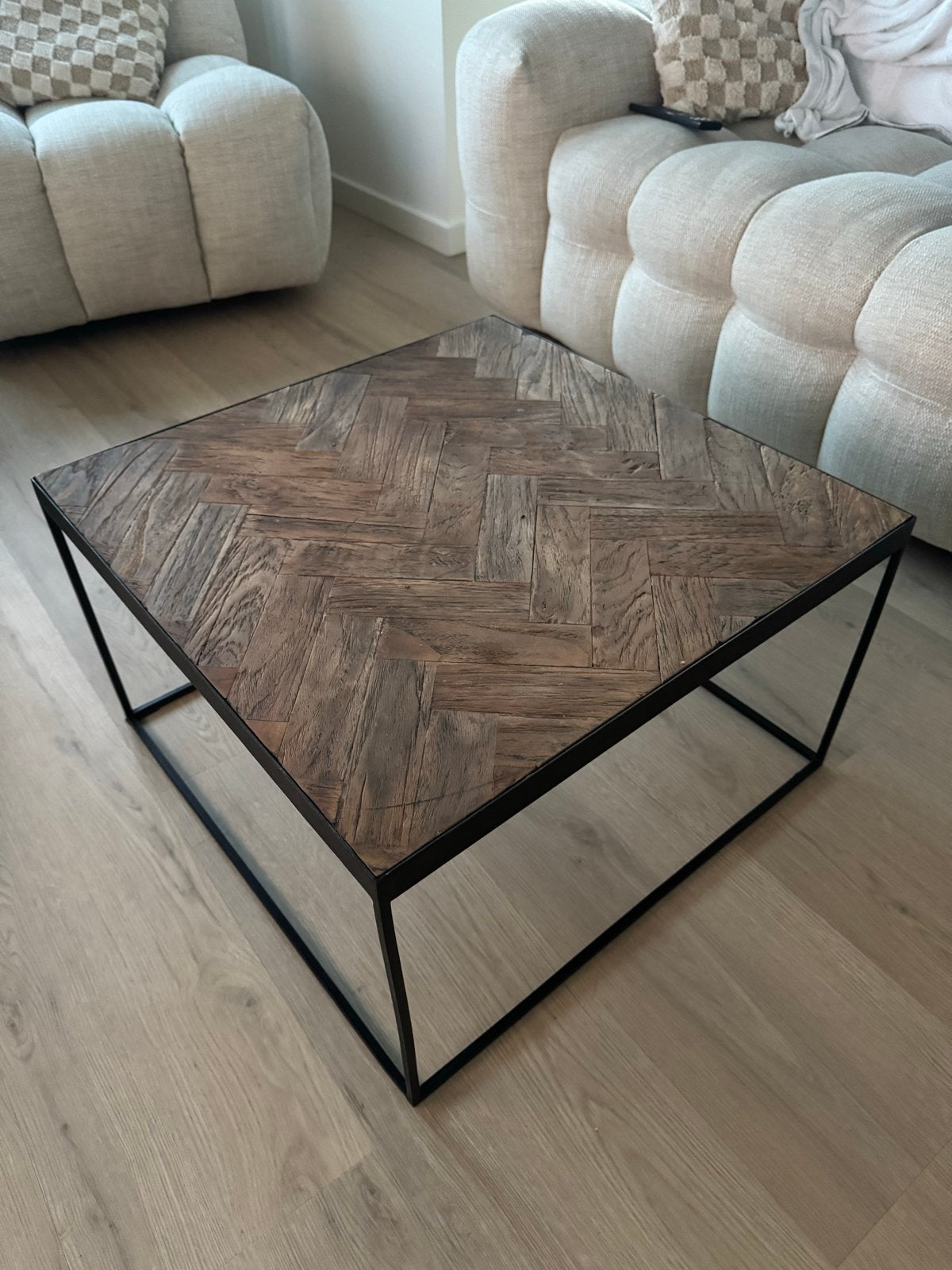 Salontafel met visgraatmotief en metalen onderstel, Ophalen, 50 tot 100 cm, Vierkant, 50 tot 100 cm