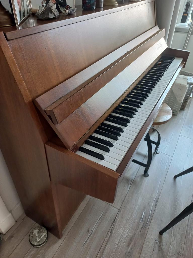 May Studie Piano - Laag Model (Br. 1.32m, H. 1.04m), Muziek en Instrumenten, Piano's, Ophalen, Gebruikt, Bruin, Piano
