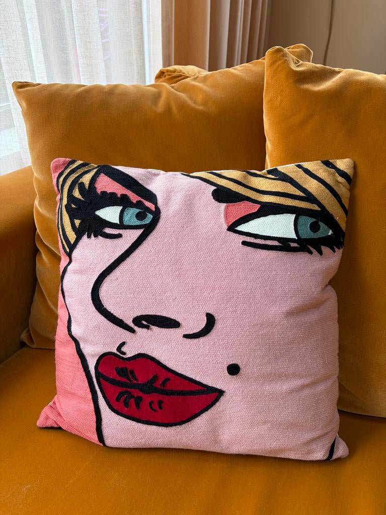 Pop art kussen geborduurd, Ophalen of Verzenden, Gebruikt, Roze, Vierkant