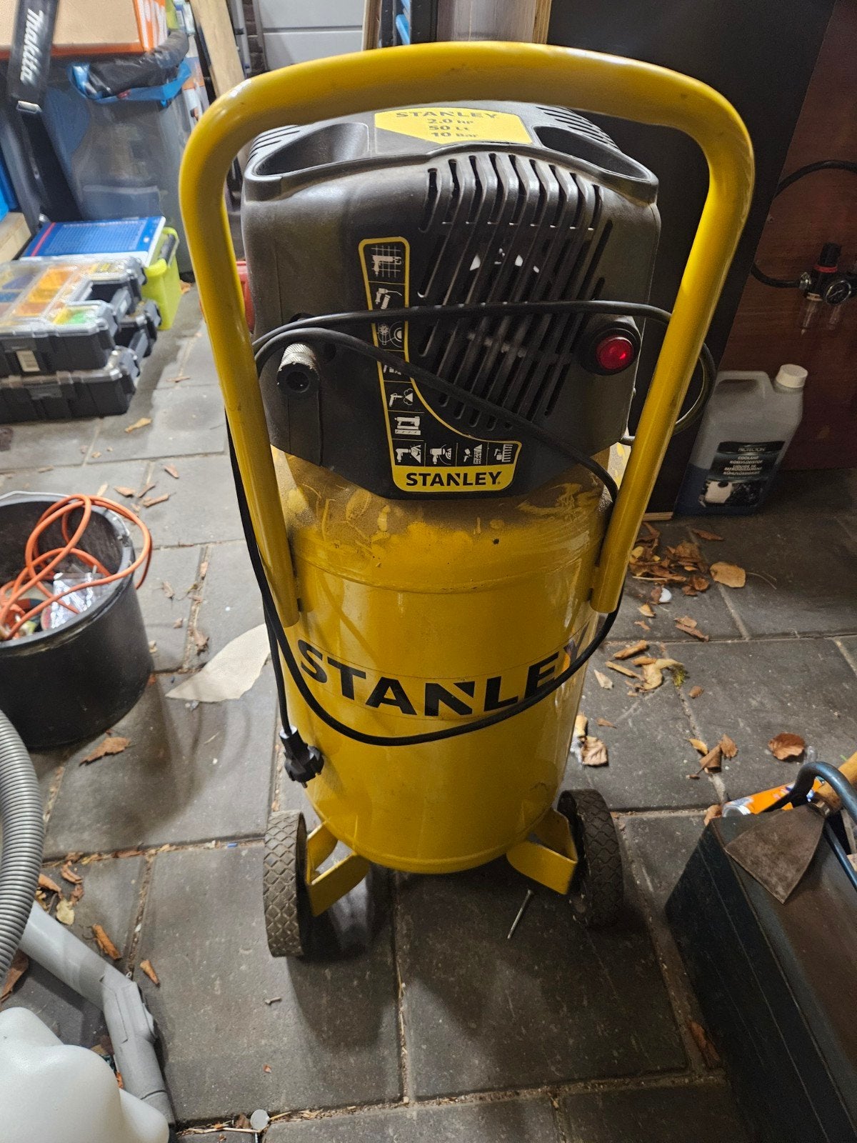 Stanley compressor, Doe-het-zelf en Verbouw, Compressors, 6 tot 10 bar, Ophalen of Verzenden, Zo goed als nieuw, Minder dan 200 liter/min