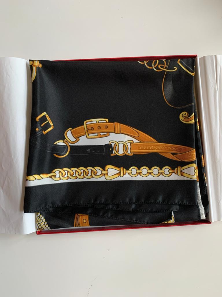 2 Cartier sjaals, originele doos - Zwart met gouden details, Sieraden, Tassen en Uiterlijk, Overige Accessoires, Ophalen, Zo goed als nieuw