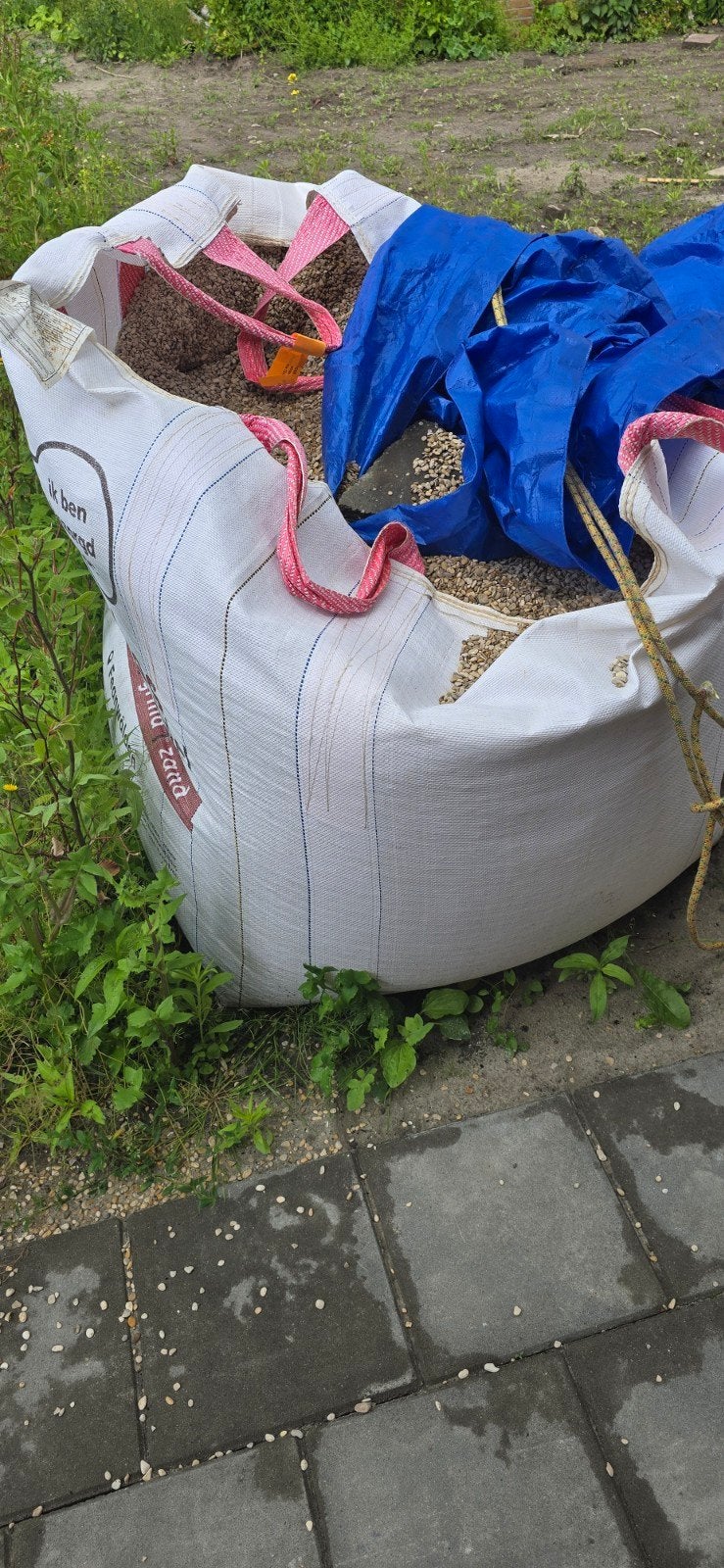 Mooie 4 mm grind, meer dan halve kuub. Of volle emmer €5,-, Tuin en Terras, Grind, Keien en Split, Ophalen, Nieuw
