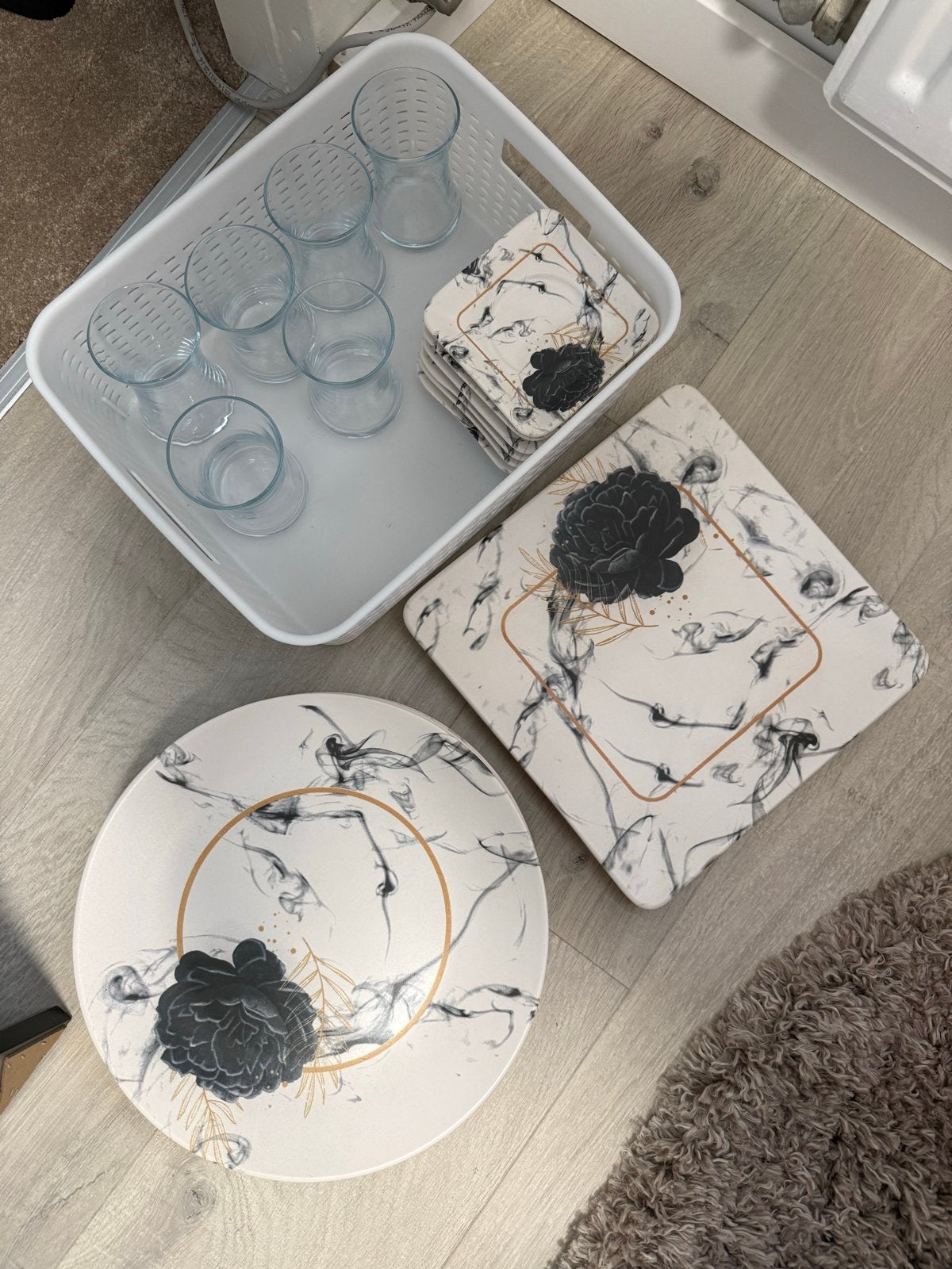 Servies set: 6 borden, 6 theeglazen met onderbord, 1 vierkan, Ophalen, Keramiek, Zo goed als nieuw, Bord(en)