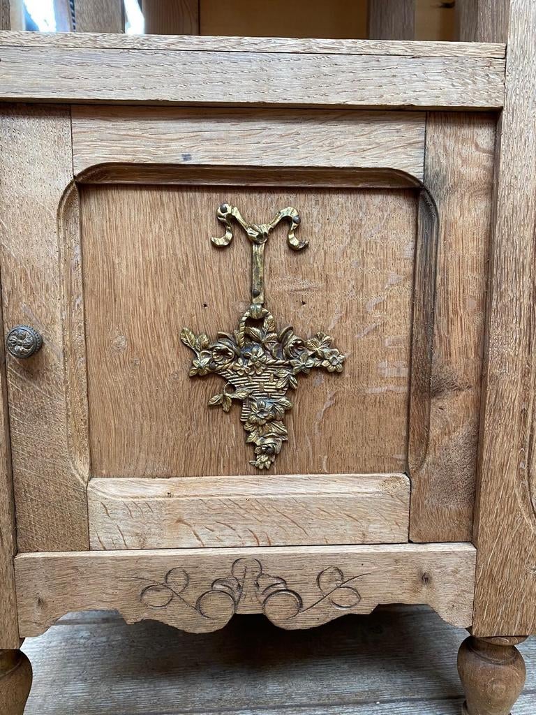 Twee Frans eiken kastjes nachtkastjes met ornament, Huis en Inrichting, Slaapkamer | Nachtkastjes, Ophalen, Gebruikt, Minder dan 45 cm