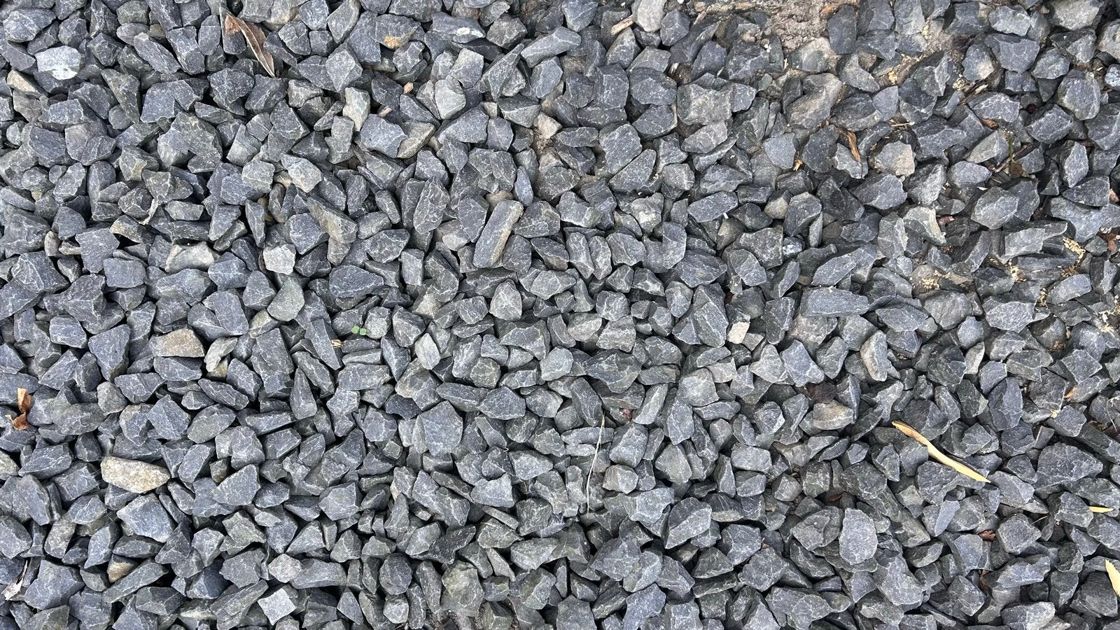 Gratis grijze steentjes tuin - zelf scheppen (ca. 30m2), Tuin en Terras, Ophalen, Gebruikt, Grijs, Grind