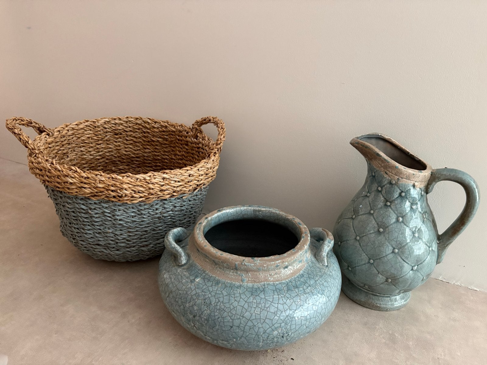Decoratieve set: mand en keramieken vazen, Vintage, Gebruikt, Ophalen of Verzenden, Natuurlijk materiaal